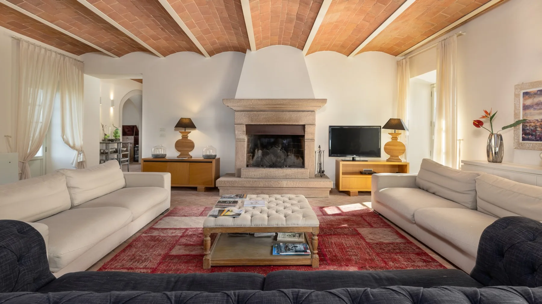 Una sala de estar con asientos alrededor de una chimenea y una mesa de centro.