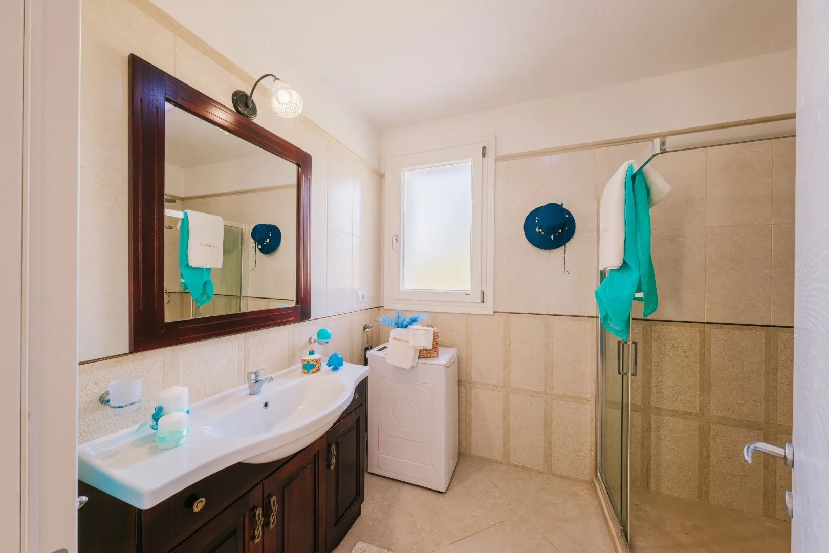 Un baño con lavabo, espejo y ducha de cristal.