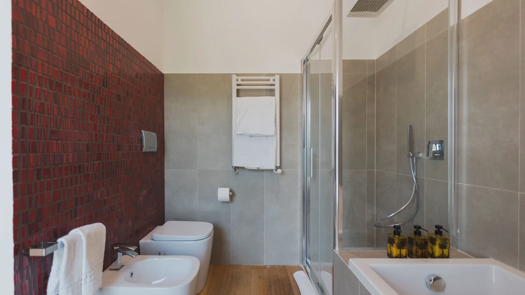 Un baño con bañera, ducha y lavabo.