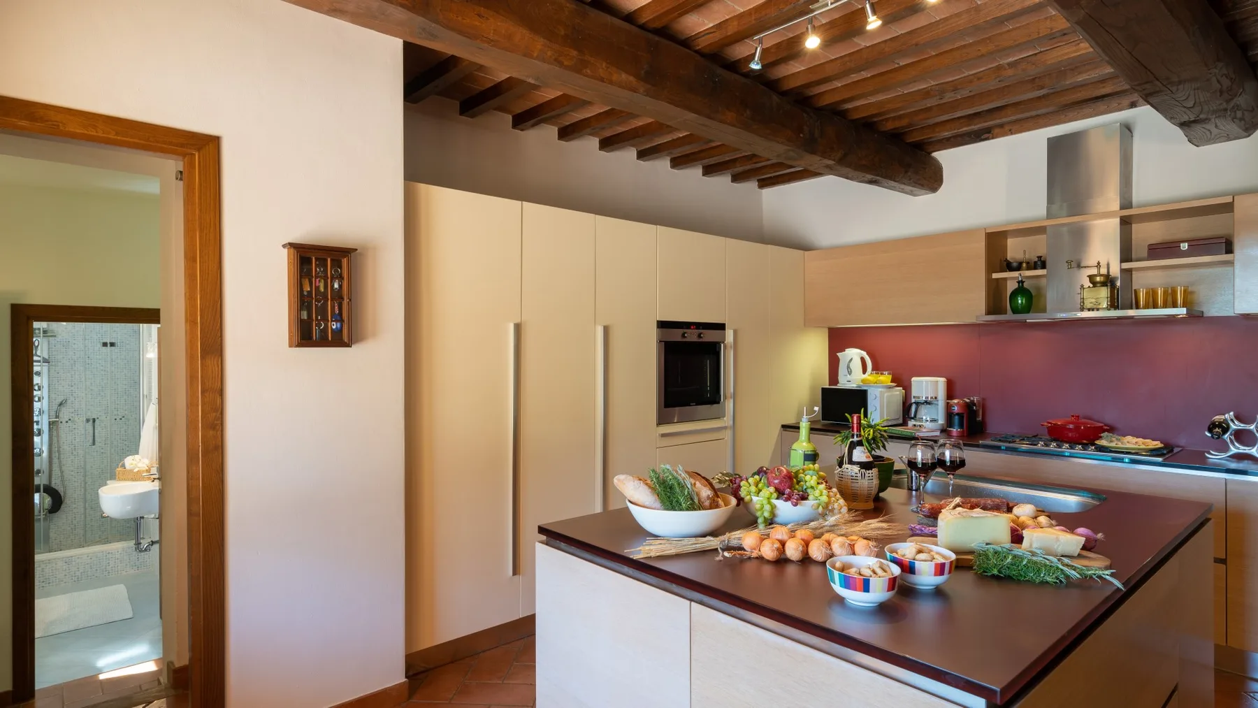 Una cocina con una isla grande cubierta de comida y utensilios.