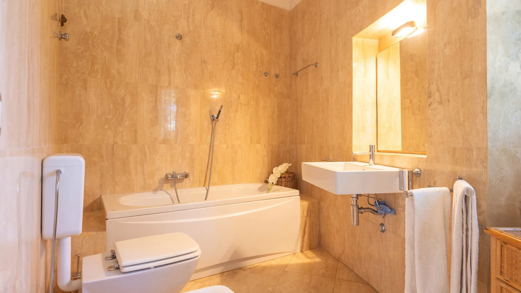 Un baño con bañera, inodoro y lavabo.