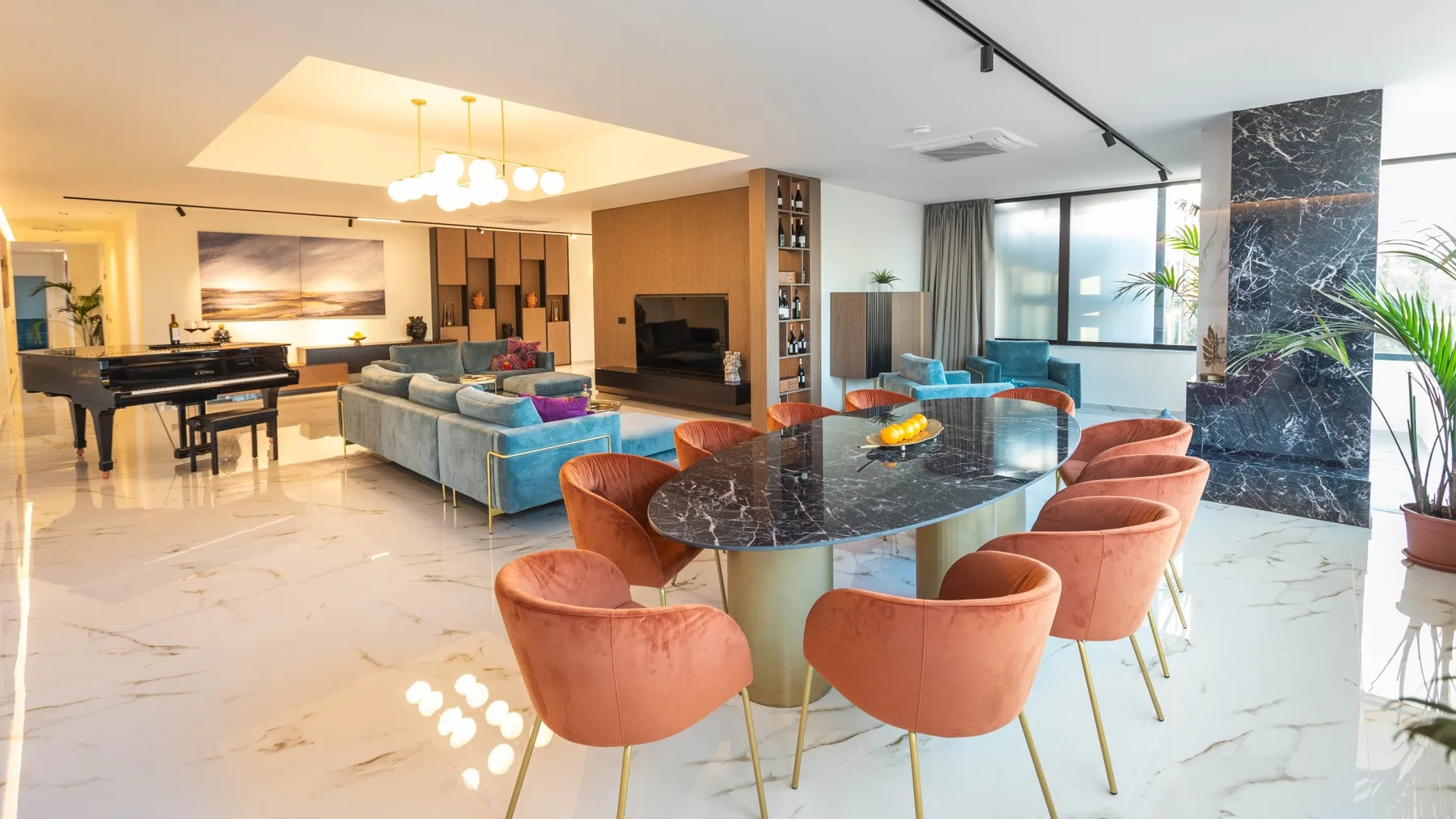 Una sala y comedor de concepto abierto con mesa de comedor y asientos.