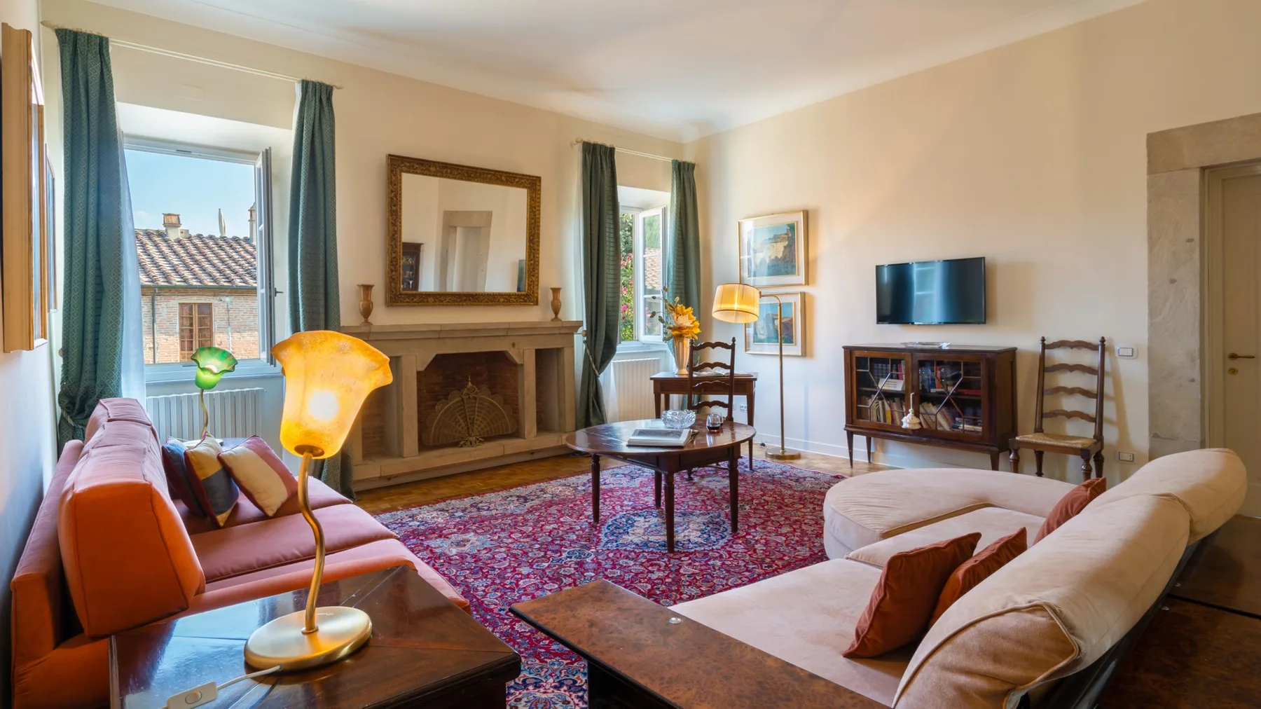 Una sala de estar con asientos dispuestos alrededor de una chimenea y una mesa de centro.