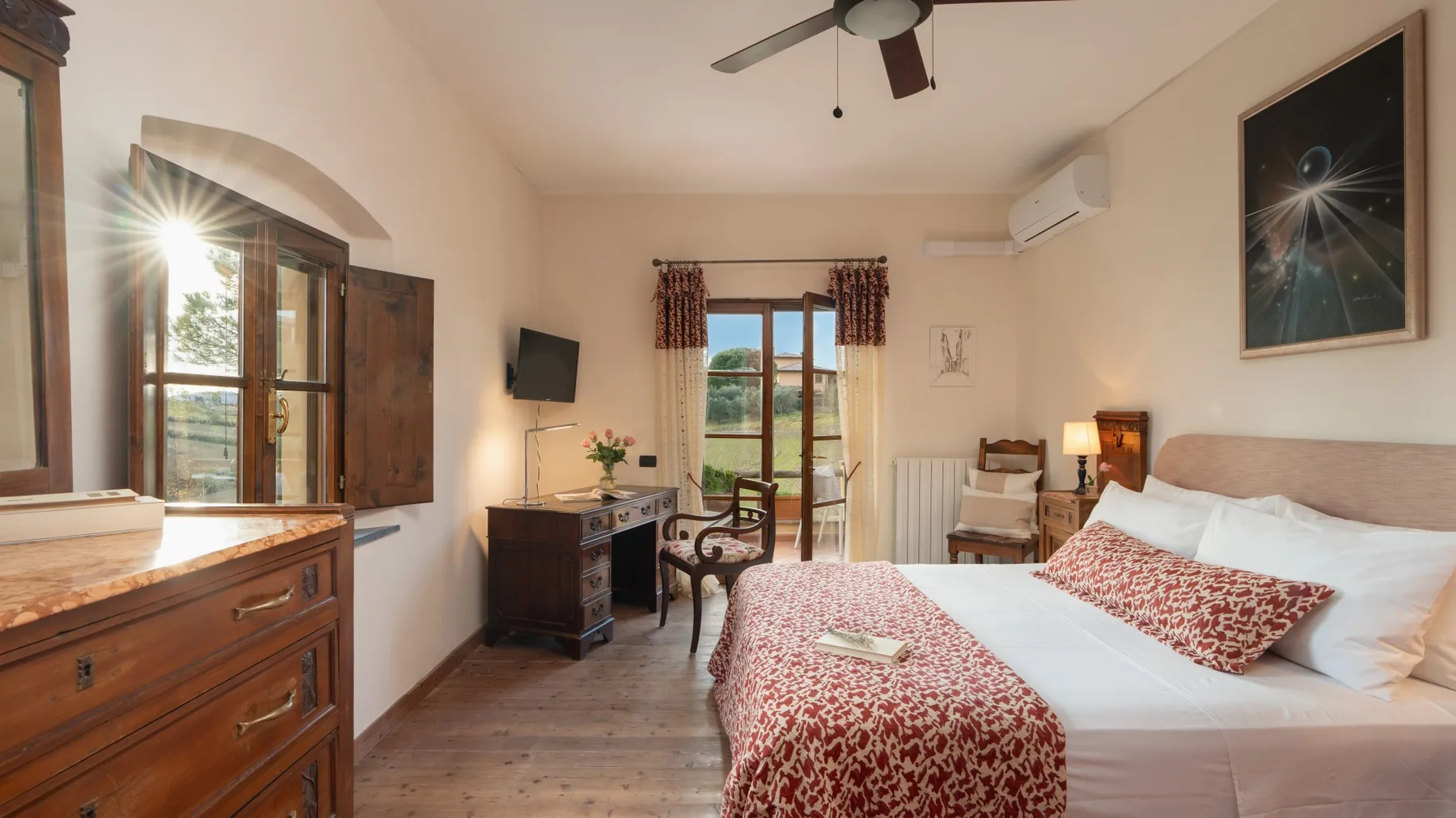 Un dormitorio con una cama, muebles de madera y un ventilador de techo.