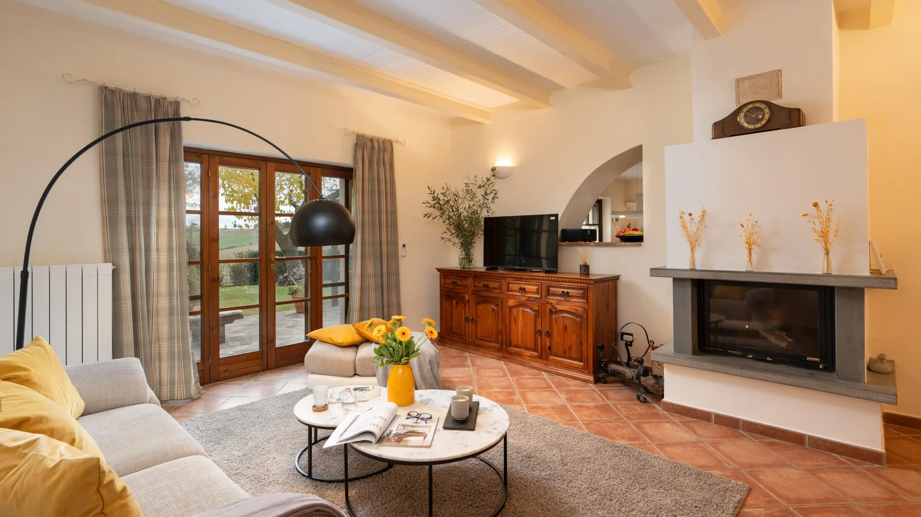 Una sala de estar con asientos, una mesa de centro y una chimenea.