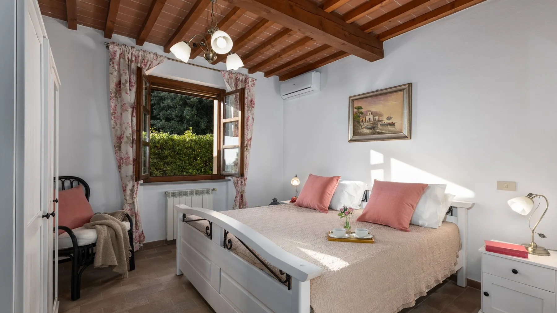 Un dormitorio con una cama doble, una ventana abierta y vigas de madera expuestas en el techo.