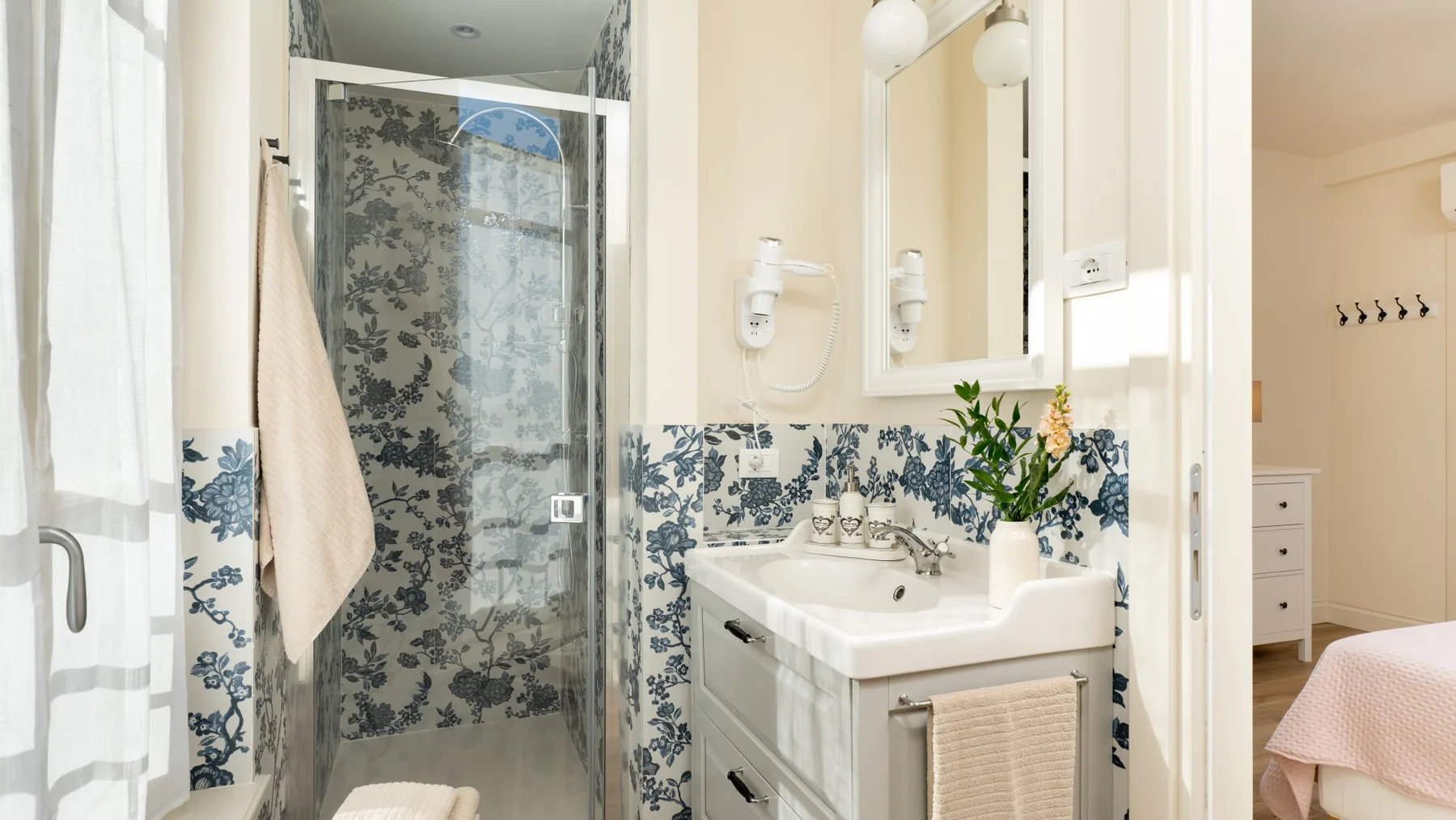 Un baño luminoso con lavabo, espejo y azulejos decorados.