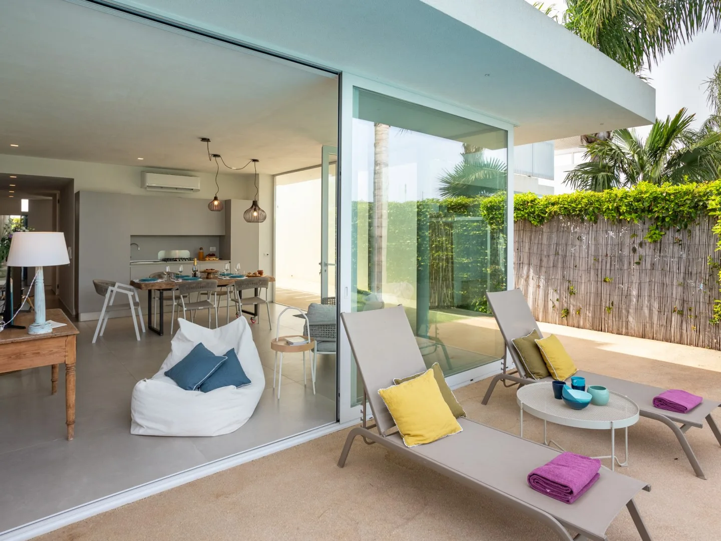 Una sala-comedor moderna se abre a un patio con asientos al aire libre.