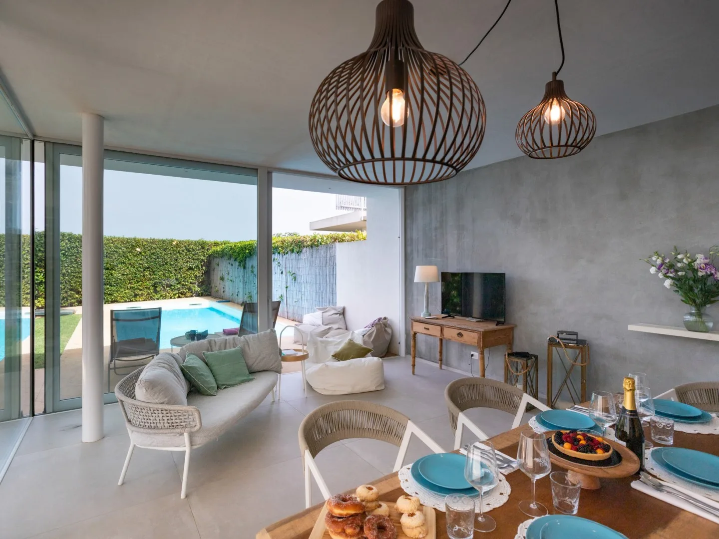 Una luminosa sala de estar y comedor da a un patio con piscina.