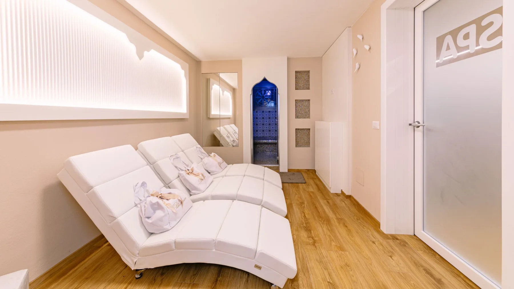 Una luminosa sala de relajación con asientos reclinables y un rincón revestido de azulejos.