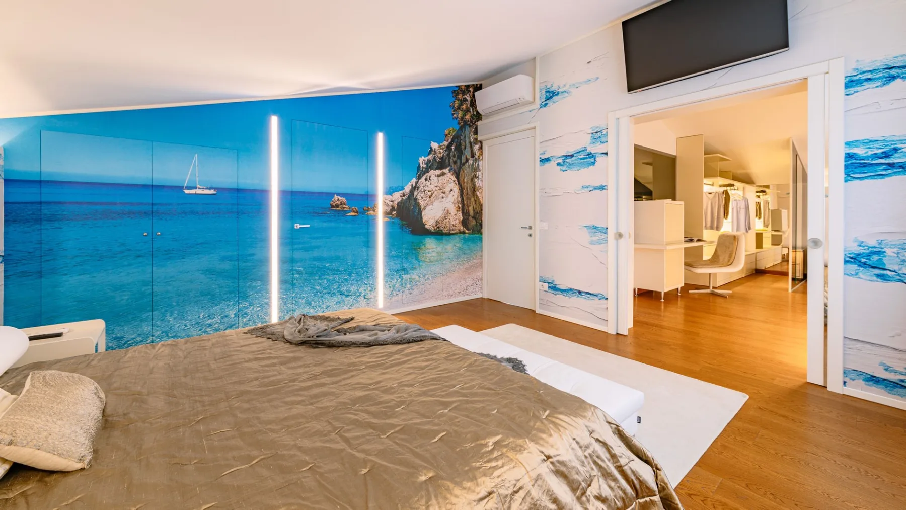 Un dormitorio con una cama frente a un llamativo mural del océano.