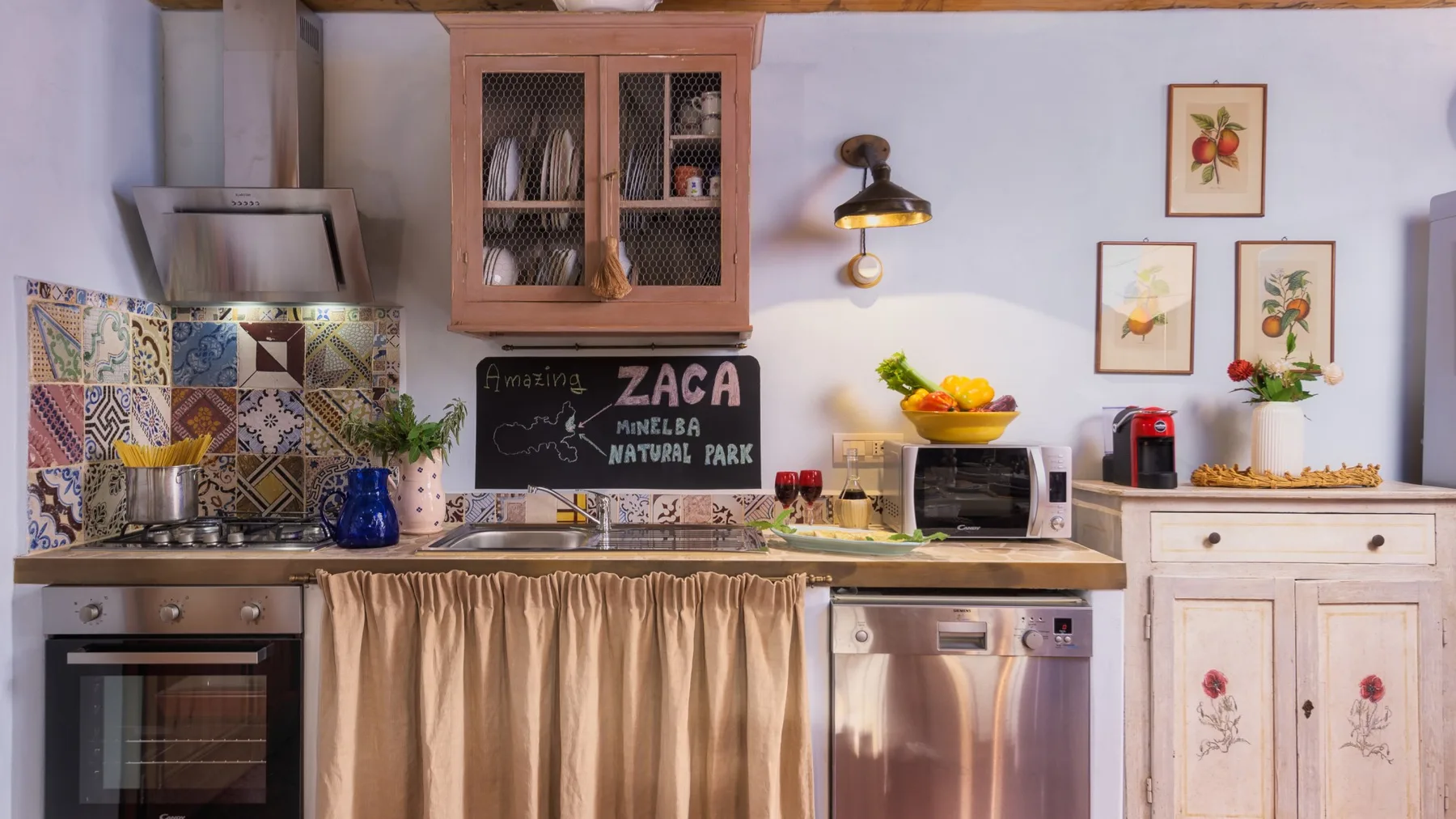 Una cocina rústica con un salpicadero estampado y armarios de madera.