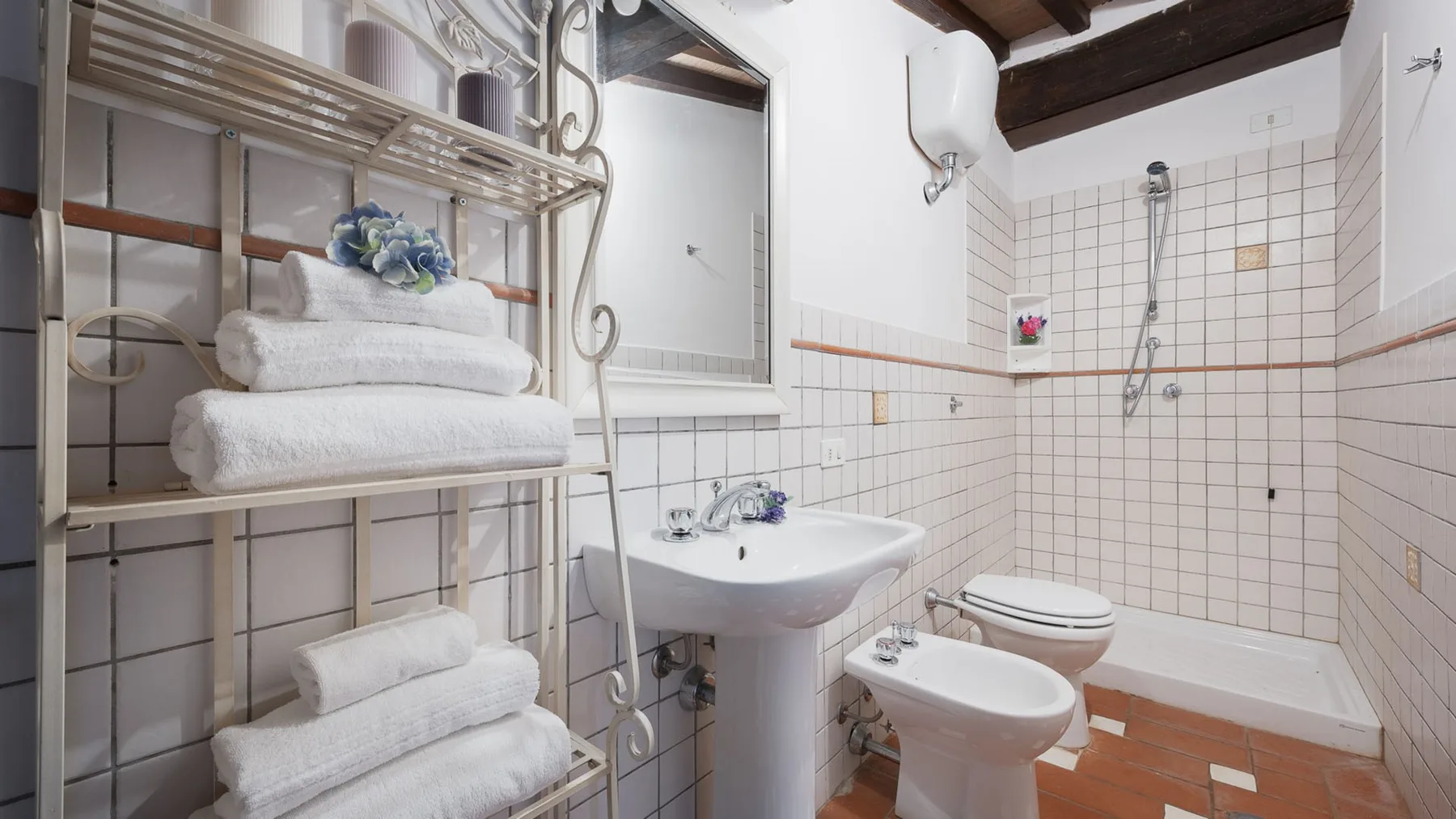 Un baño alicatado con lavabo, inodoro y bañera.