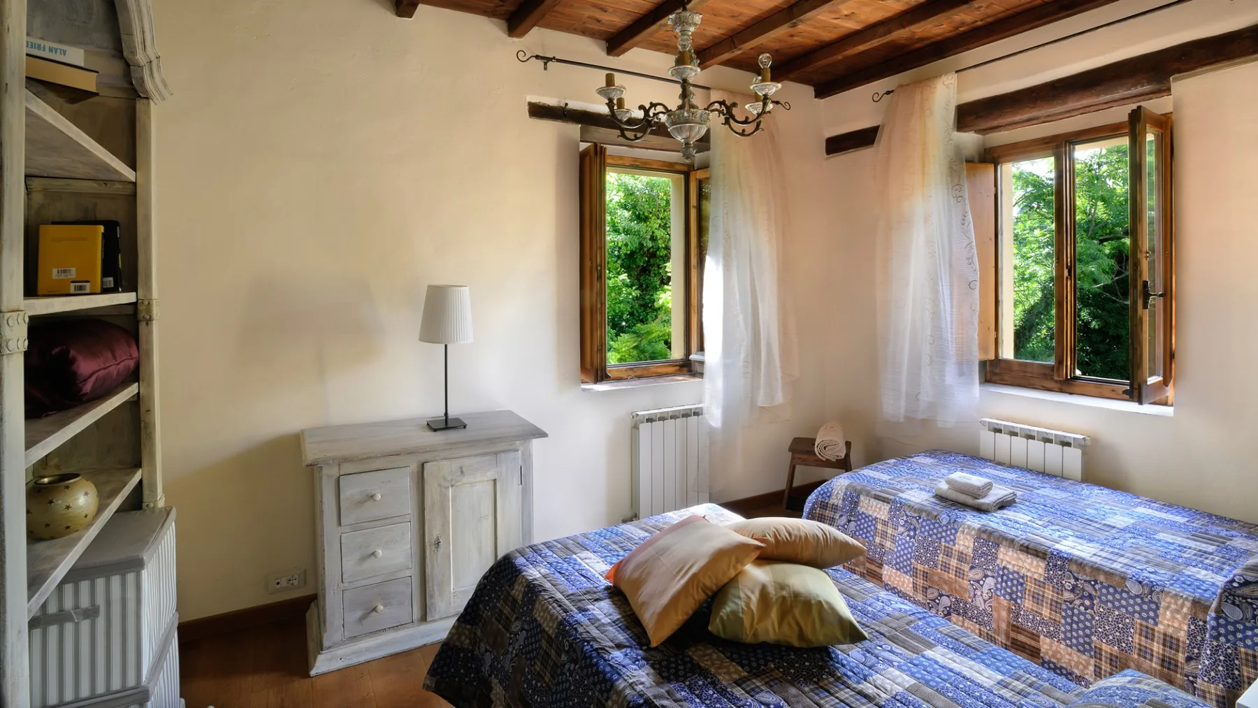 LUCE TRA I FAGGI 8 - Marche