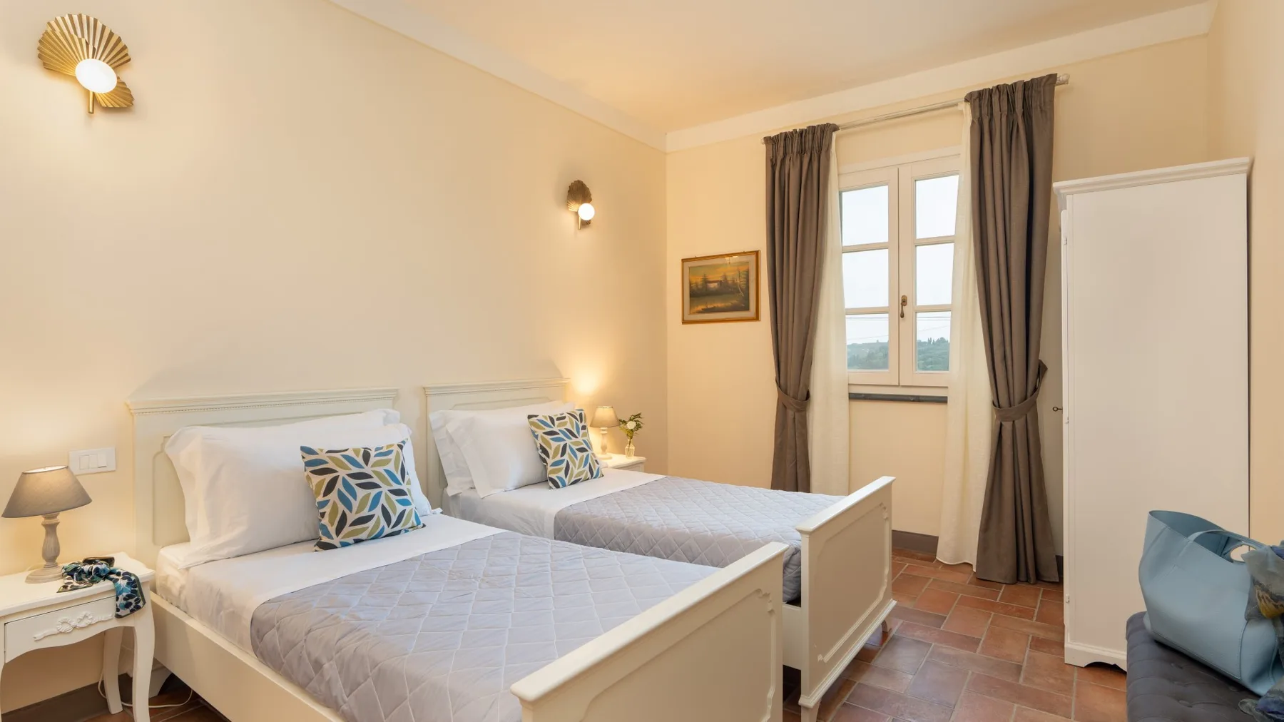 Un dormitorio con dos camas, una ventana y cortinas.