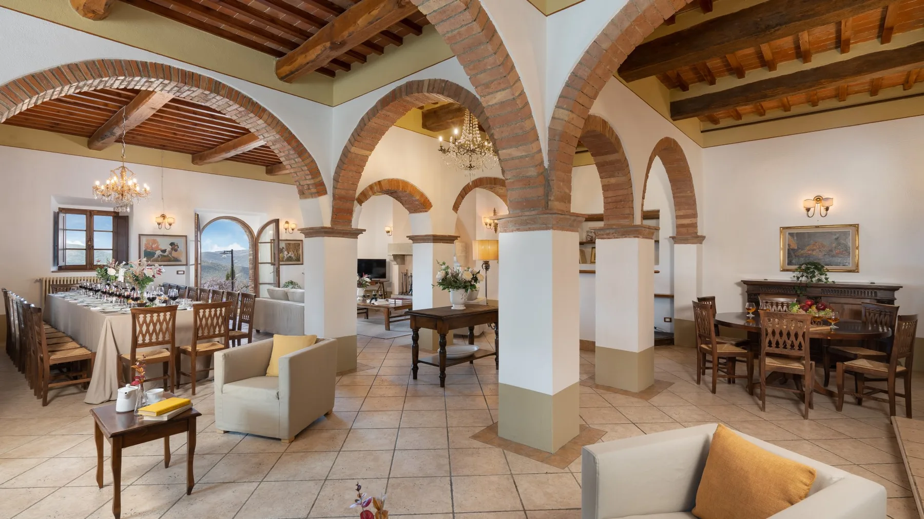 Un comedor con arcos de ladrillo, mesas de madera y asientos.