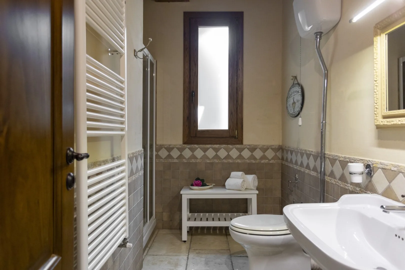 Un baño con lavabo, inodoro y ducha.