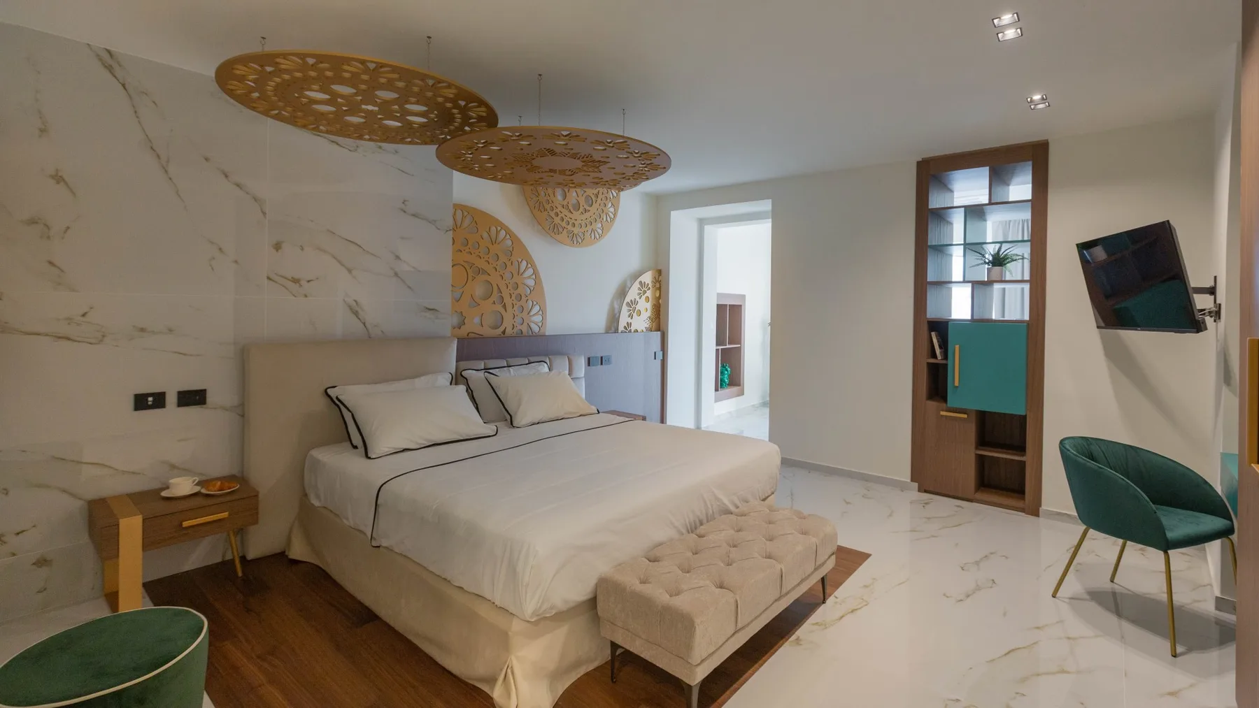 Un dormitorio moderno con una cama y lámparas circulares decorativas en el techo.