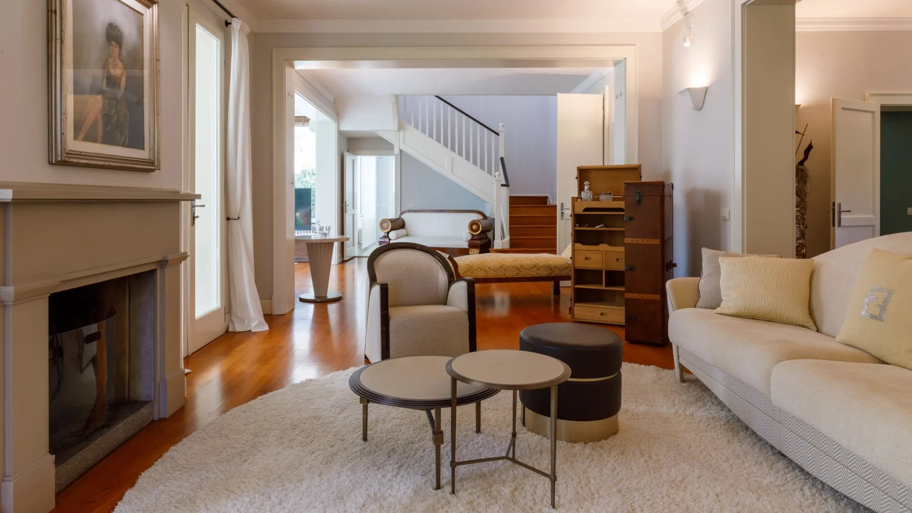 Una sala luminosa con asientos alrededor de una mesa de centro y una chimenea.