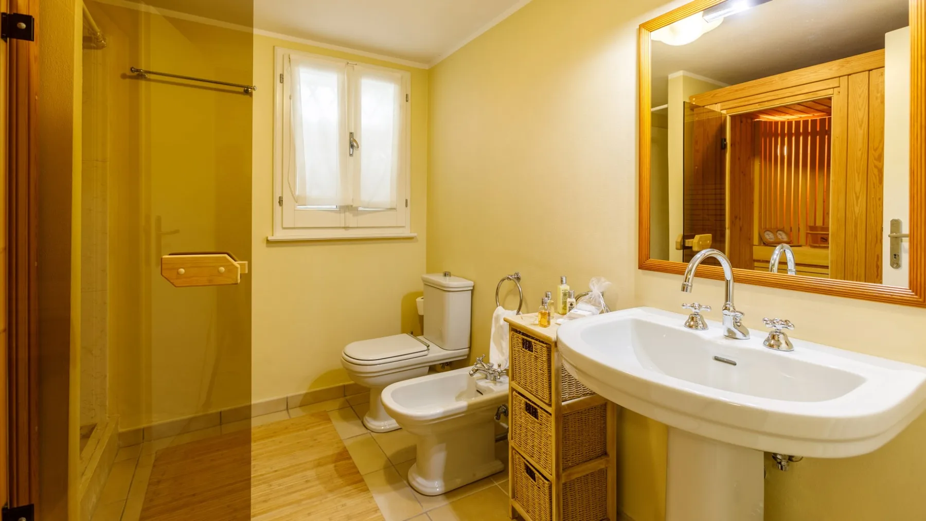 Un baño con lavabo, inodoro y bidé.
