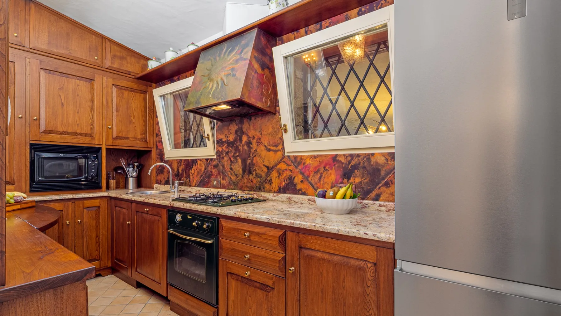 Una cocina con gabinetes de madera, una encimera y una estufa.