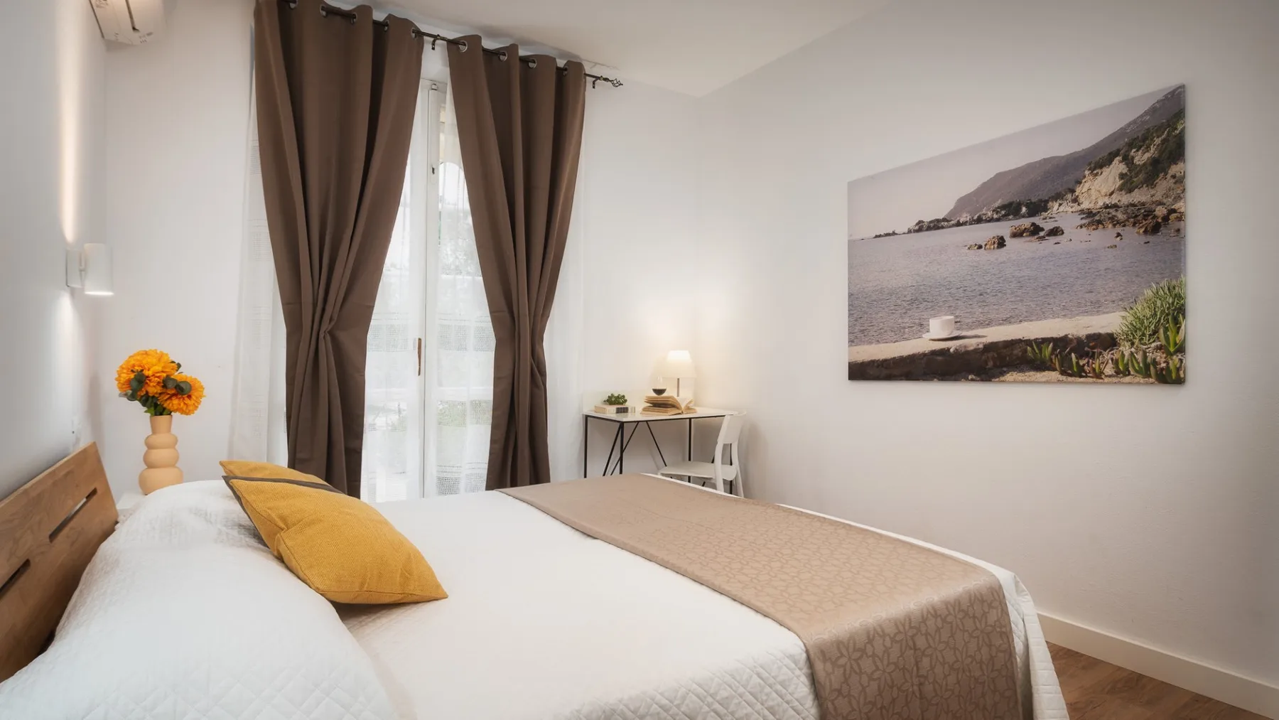 Un dormitorio con una cama bien tendida y cortinas marrones junto a una ventana.