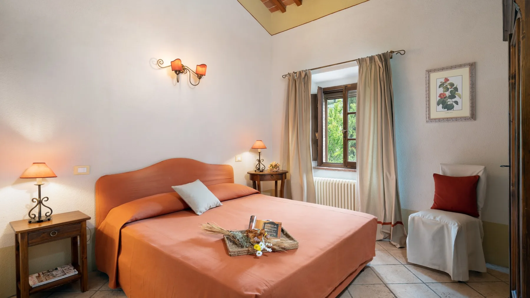 Un dormitorio con una cama, una ventana con cortinas y una silla.