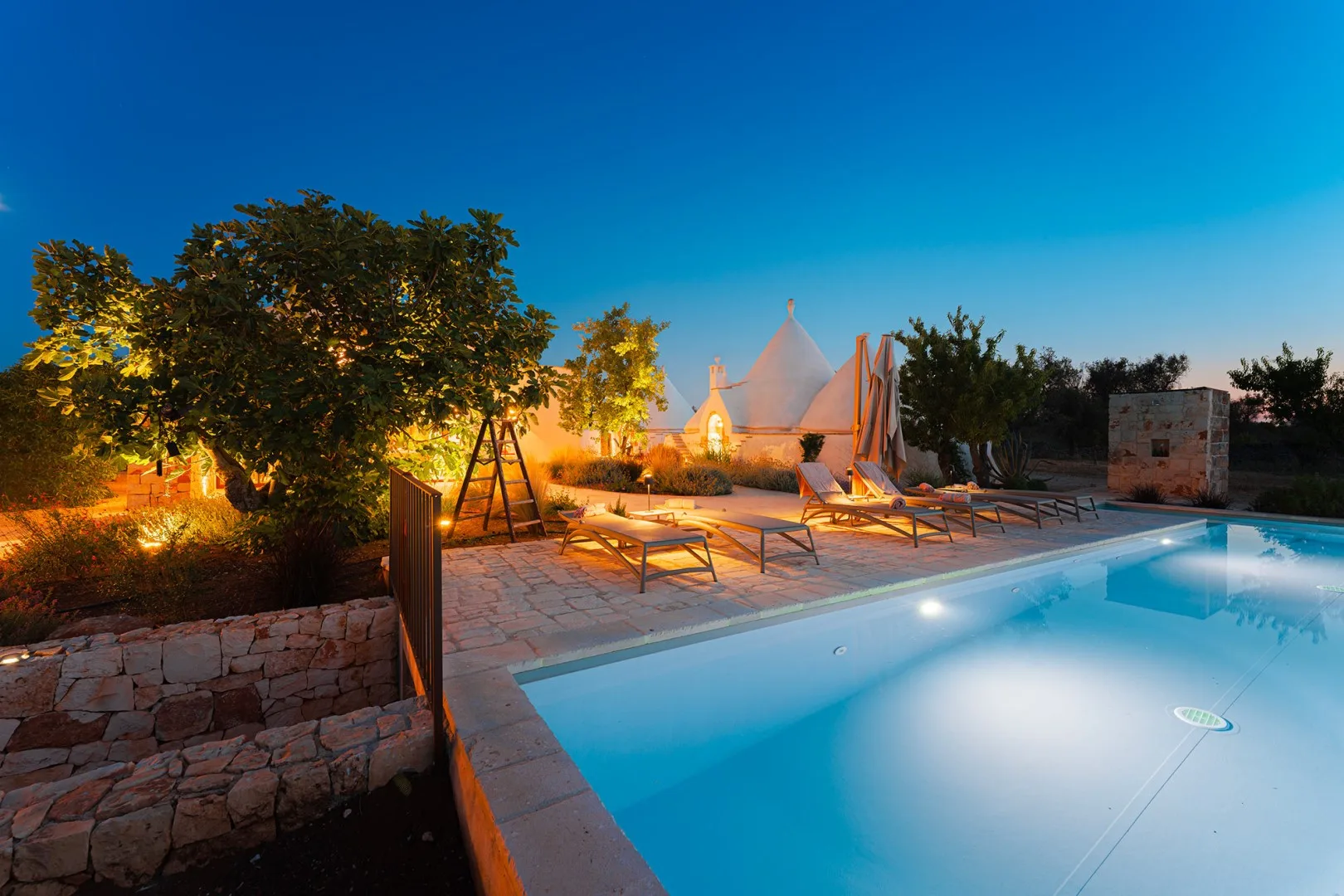 TRULLI FIORI DI MANDORLO 6 - Puglia