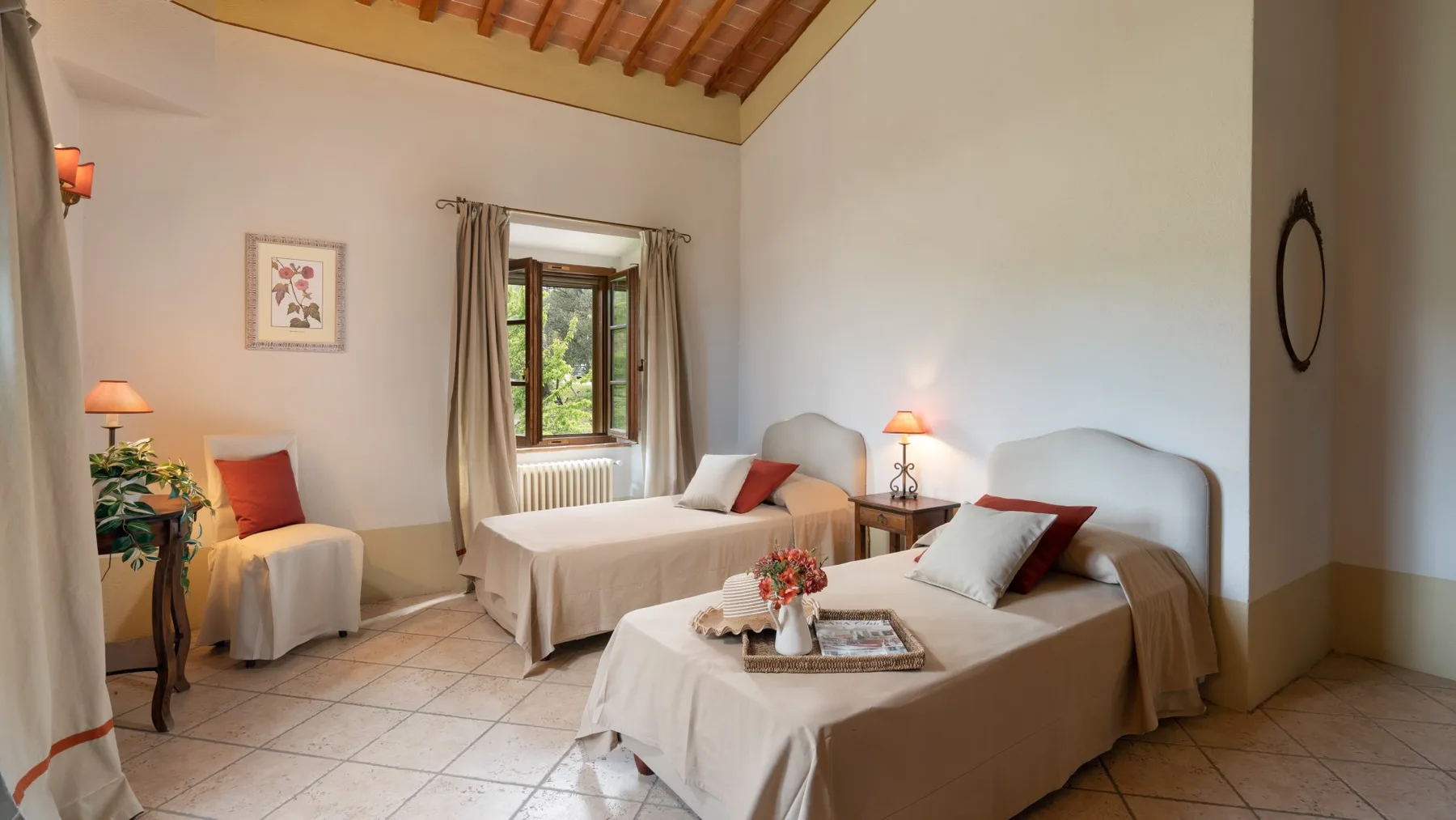 Un dormitorio con dos camas, una ventana y ropa de cama clara.