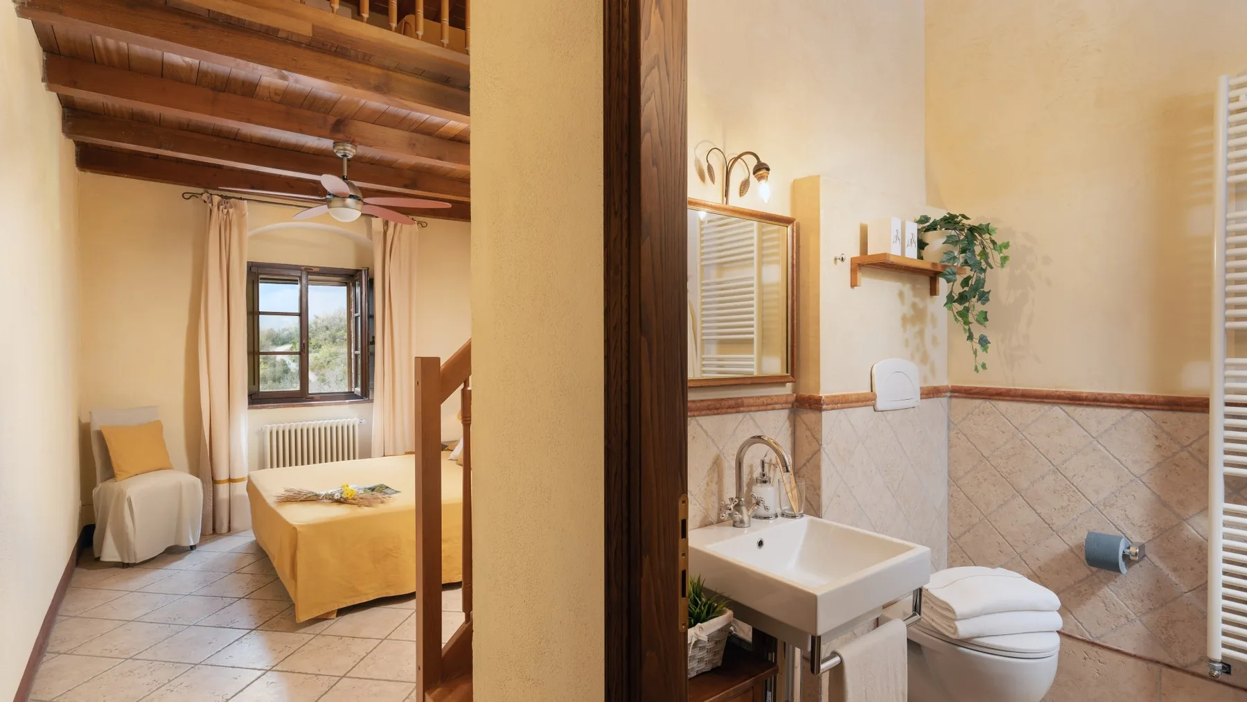 Un dormitorio y un baño contiguo, con una cama y un lavabo a la vista.