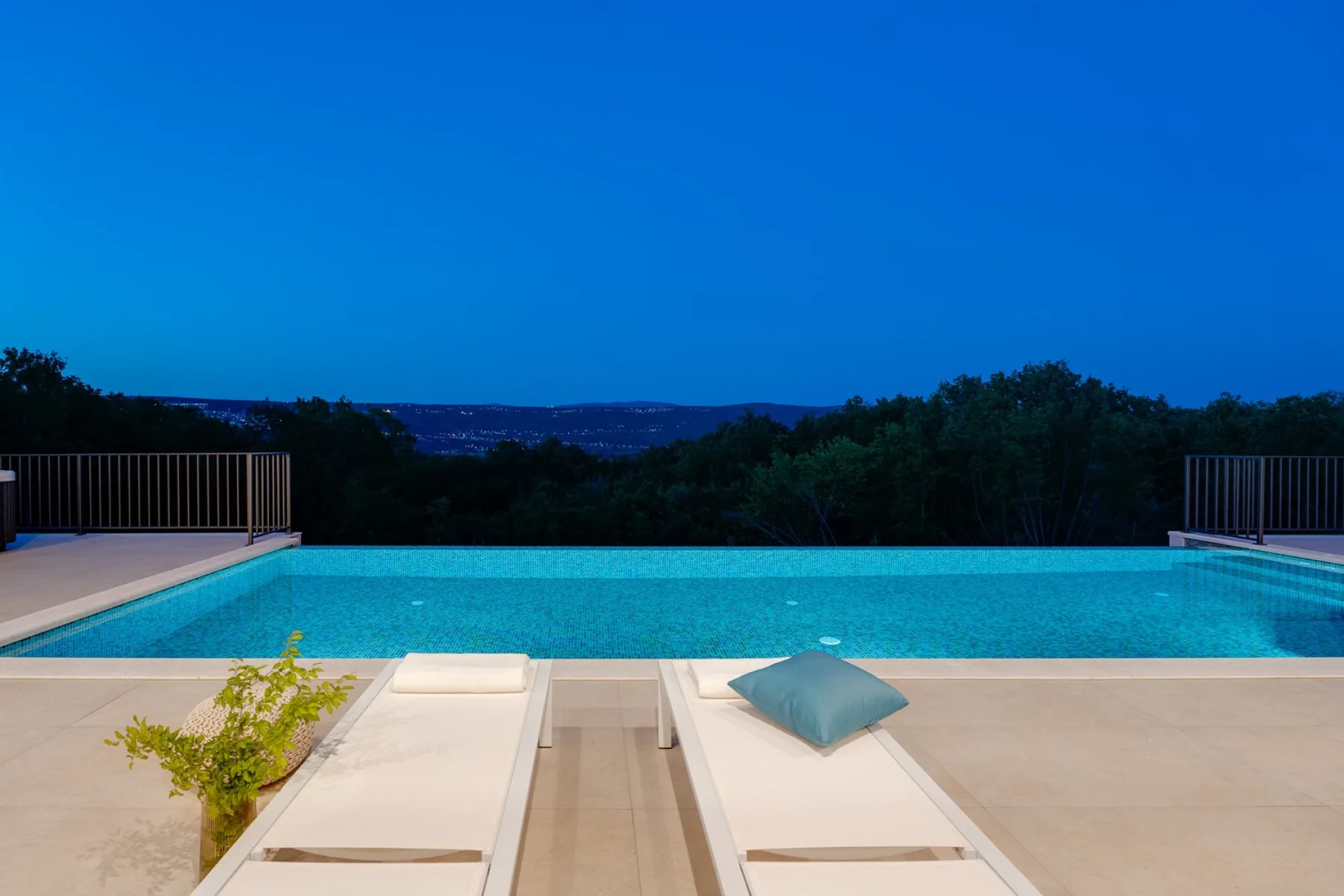 Villa Hillside Gem