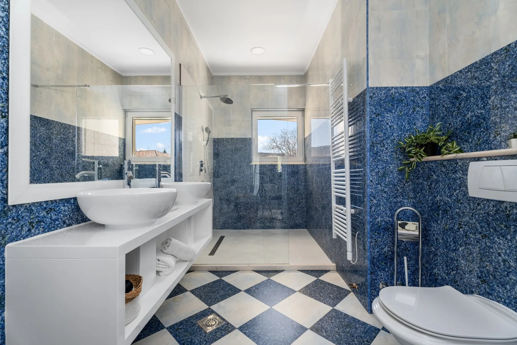 Un baño con azulejos, lavabo, ducha e inodoro.