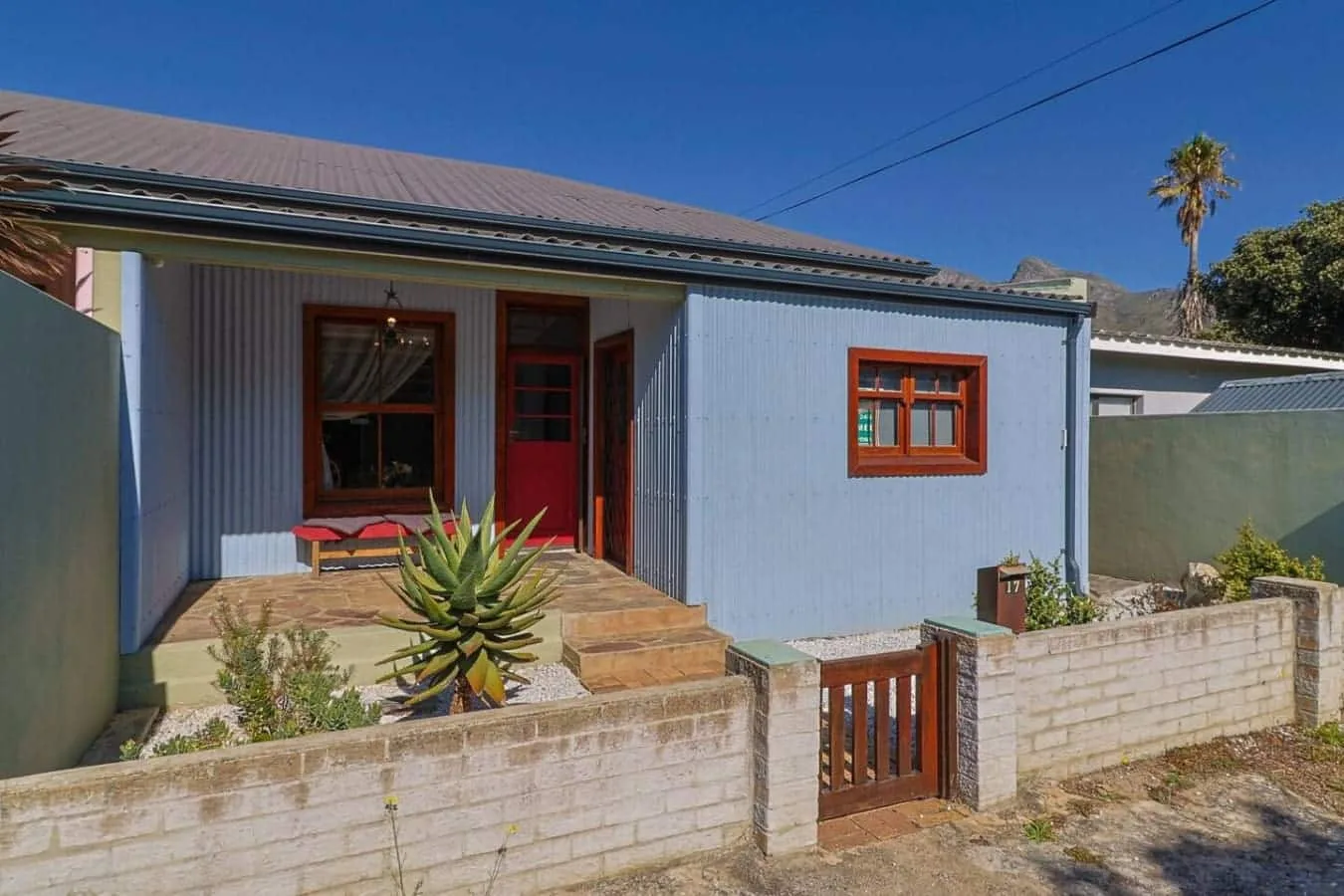 Bietjie Sjiek | Charming Coastal Escape Kleinmond