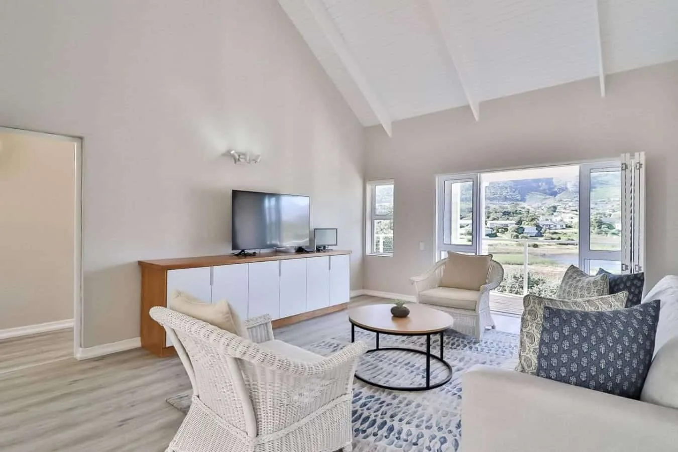 Riverside Manor | Banks of Onrus Lagoon | Pool