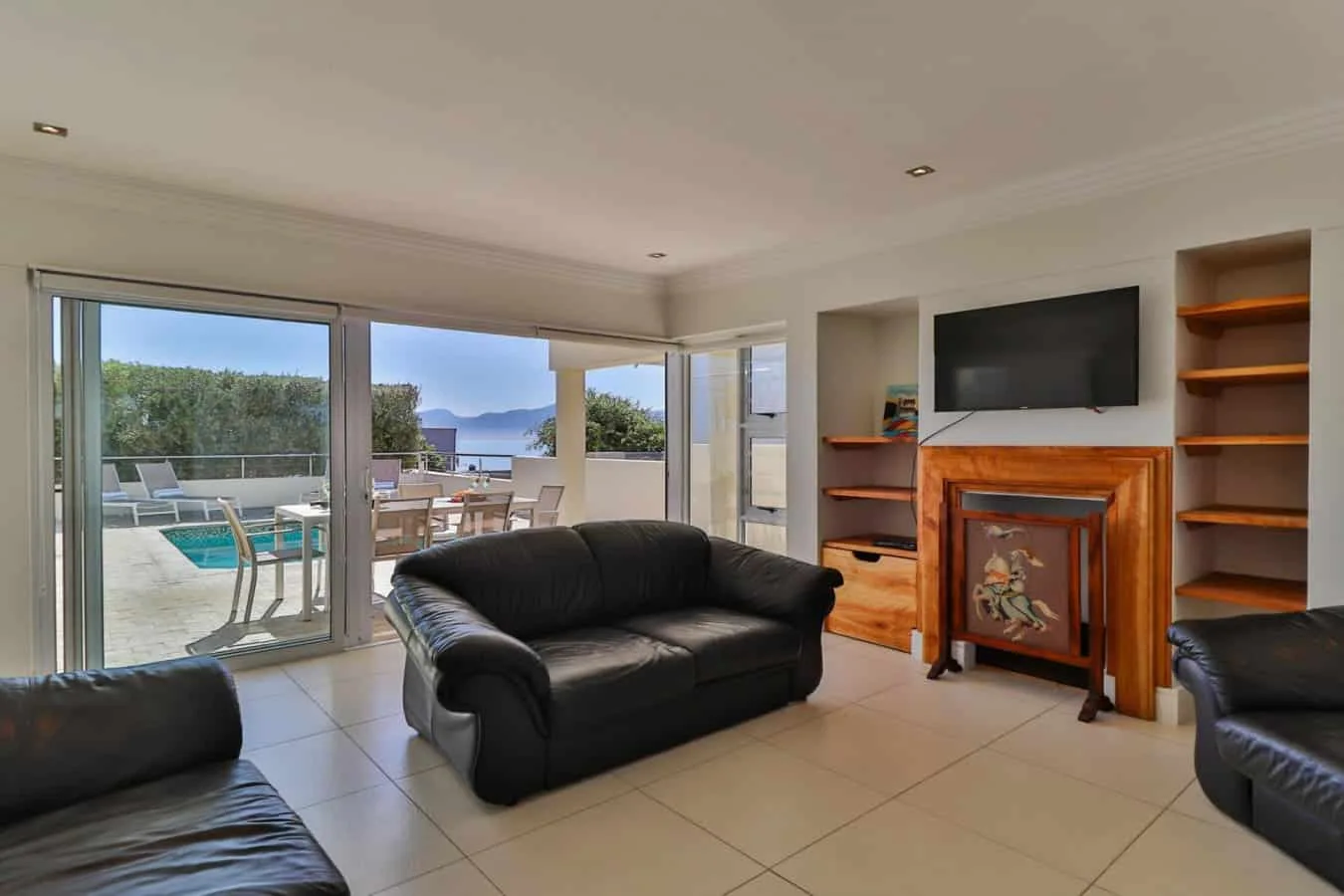 111 Memories | Coastal Calm & Contemporary Comfort in De Kelders