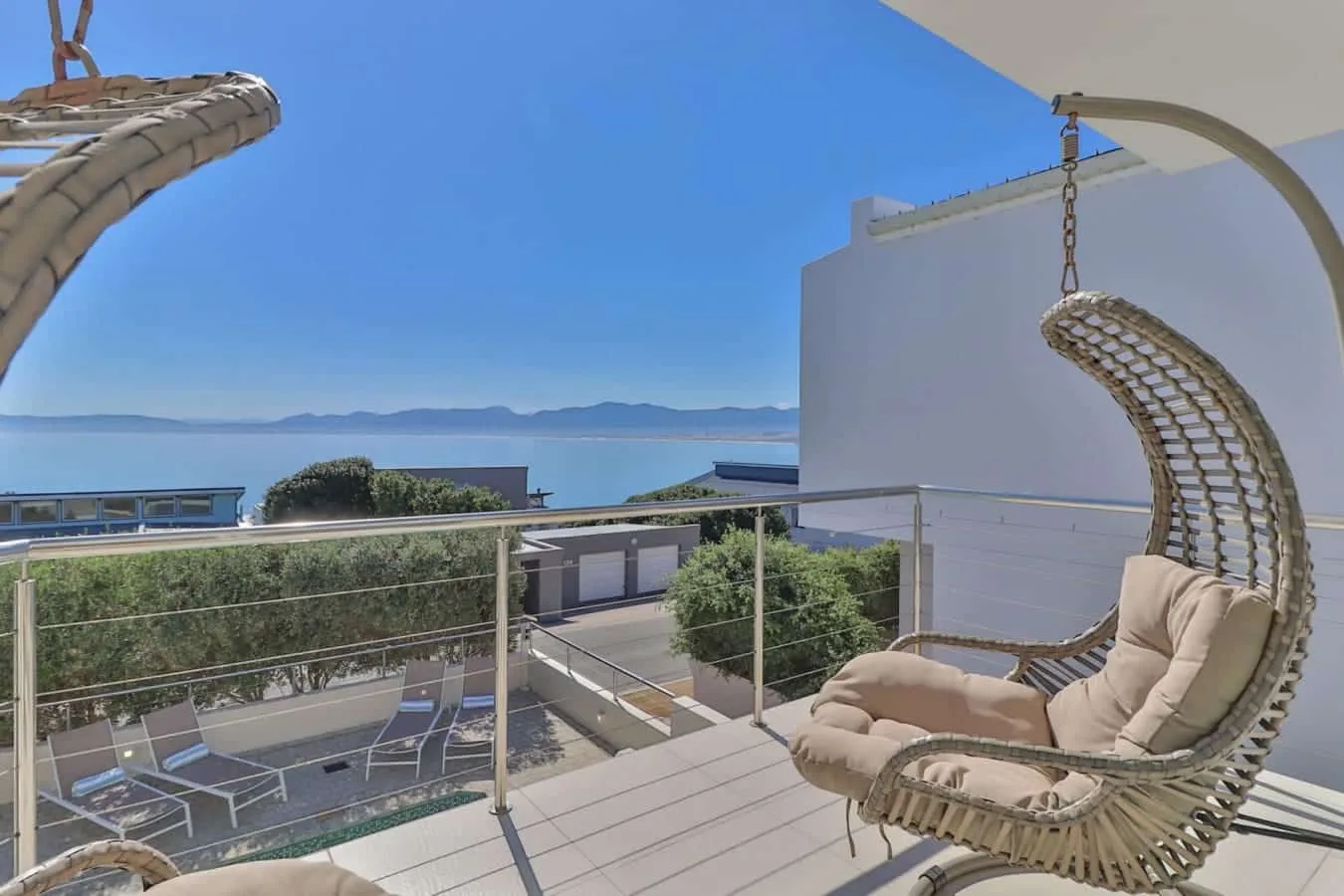 111 Memories | Coastal Calm & Contemporary Comfort in De Kelders