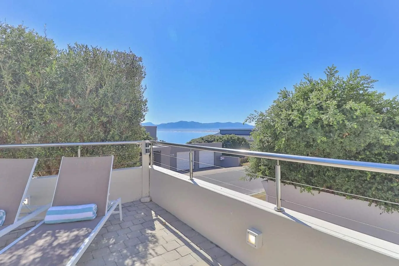 111 Memories | Coastal Calm & Contemporary Comfort in De Kelders