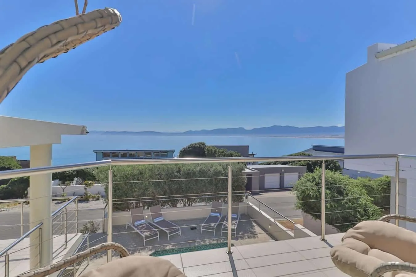 111 Memories | Coastal Calm & Contemporary Comfort in De Kelders