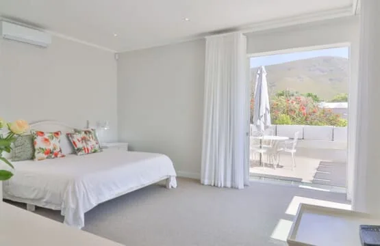 34 Mossel River 8 | Sleeps 8 | Ocean Views Hermanus