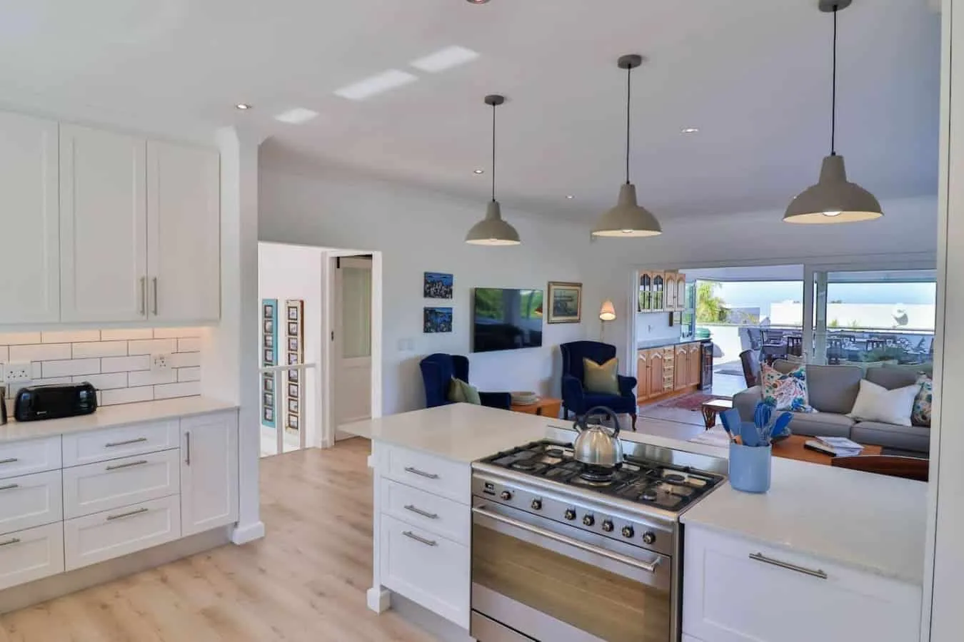 Vonkelwyn | Bright and Breezy by Grotto Beach