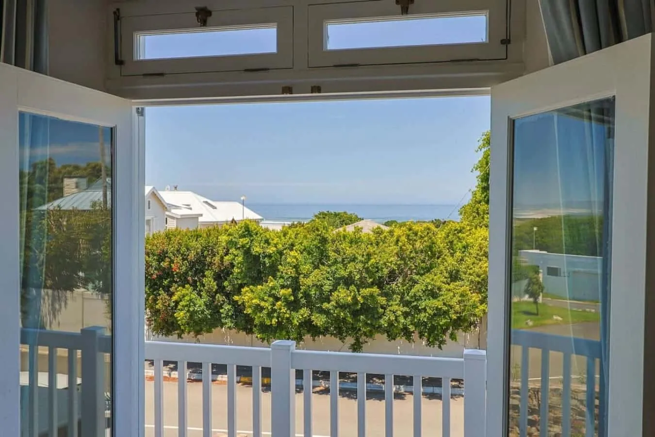 Nautilus on Grotto Beach | Sparkling pool