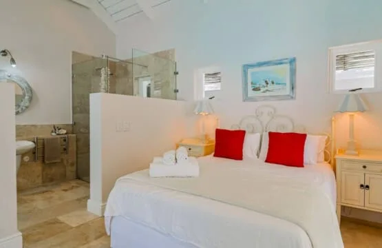 Nautilus on Grotto Beach | Sparkling pool