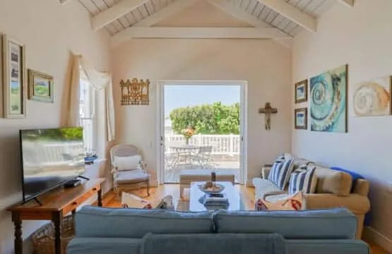 Nautilus on Grotto Beach | Sparkling pool