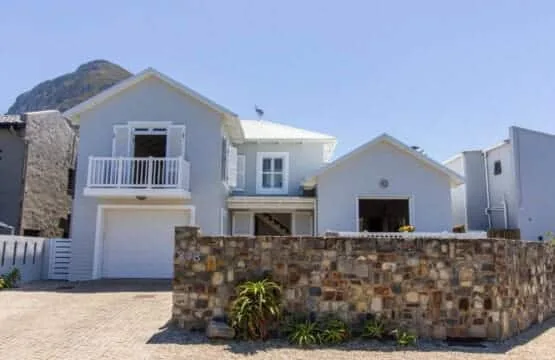 Nautilus on Grotto Beach | Sparkling pool