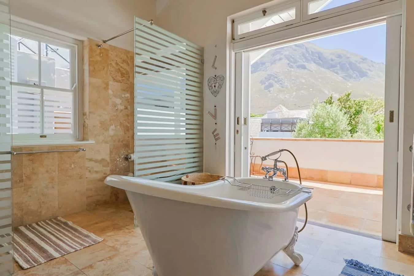 Nautilus on Grotto Beach | Sparkling pool