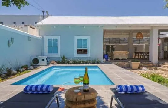 Nautilus on Grotto Beach | Sparkling pool