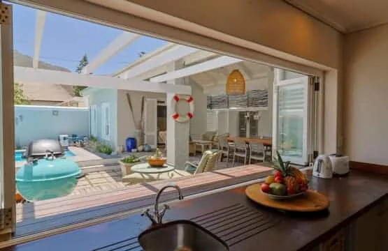 Nautilus on Grotto Beach | Sparkling pool