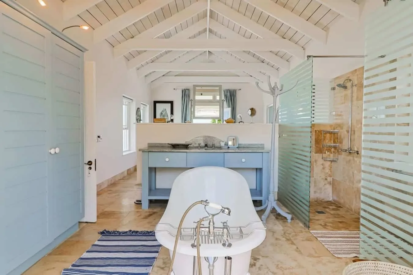 Nautilus on Grotto Beach | Sparkling pool