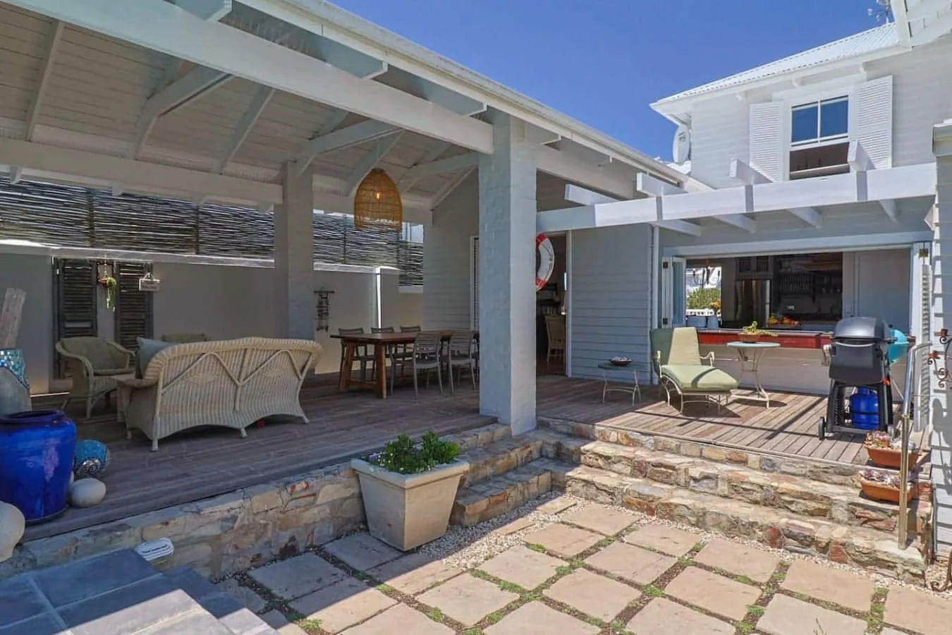 Nautilus on Grotto Beach | Sparkling pool
