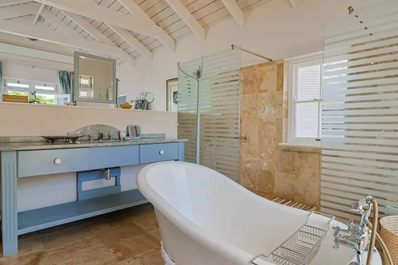 Nautilus on Grotto Beach | Sparkling pool